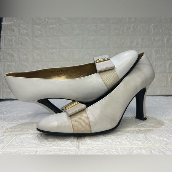 YVES SAINTโLAURENT VINTAGE WHITE HEELS - Picture 2 of 13